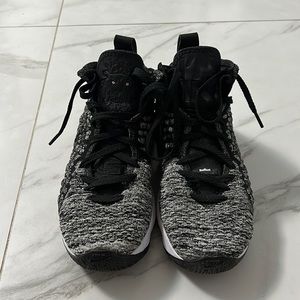 NIKE BIG KID'S LEBRON 17 GS (PRE-OWNED) SIZE 6Y